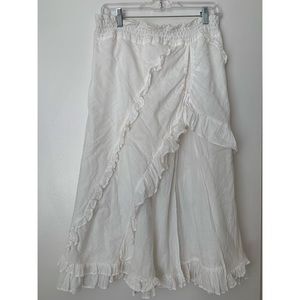 White, ruffled Free People skirt 🌟